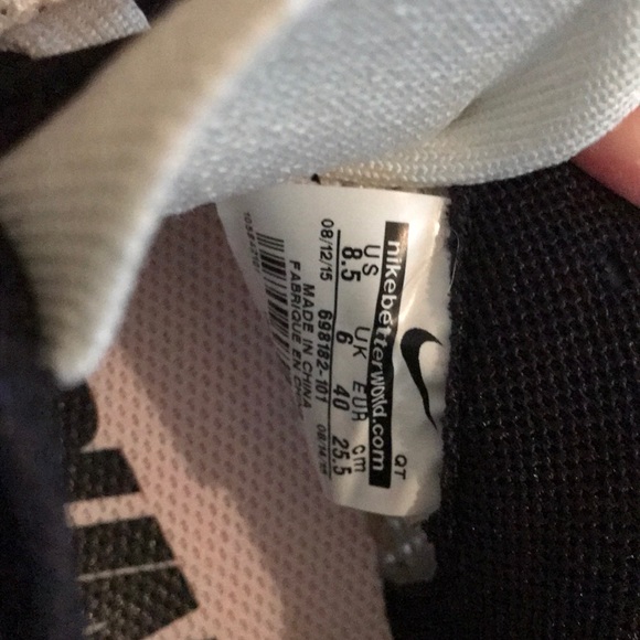 White and black nikes - Picture 4 of 5